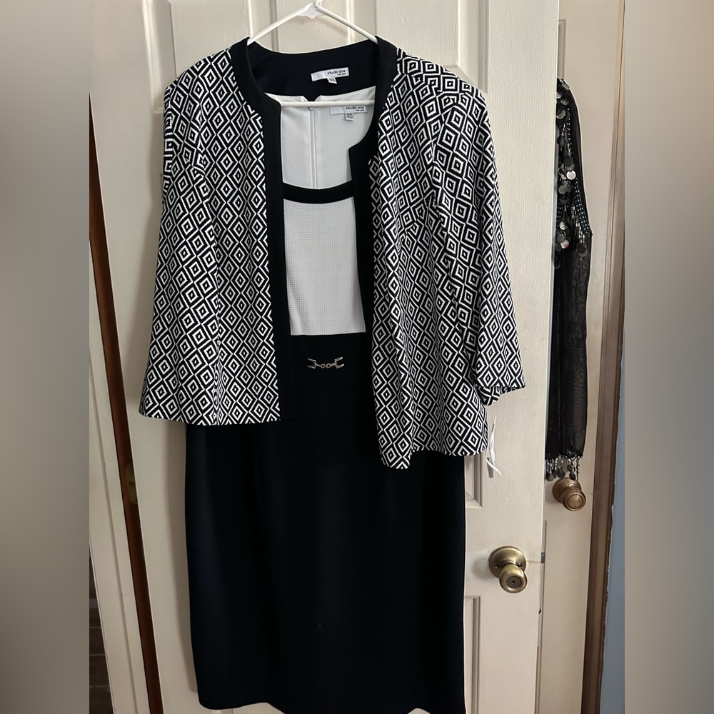 Sleeveless dress with jacket